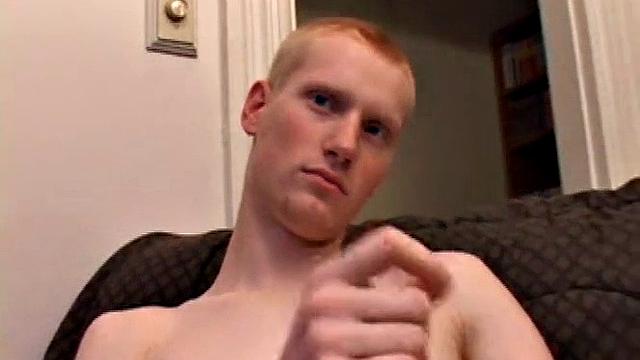 Худая Kaos дрочит и ловит струю, будто это спорт