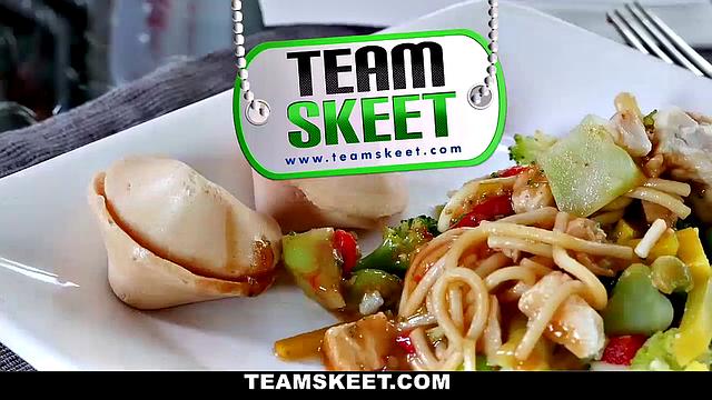 рыжие мачеха и падчерица меняются телами и жадно лижут друг друга