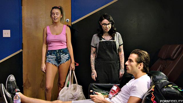 геймер забыл про приставку, когда алексис села сверху