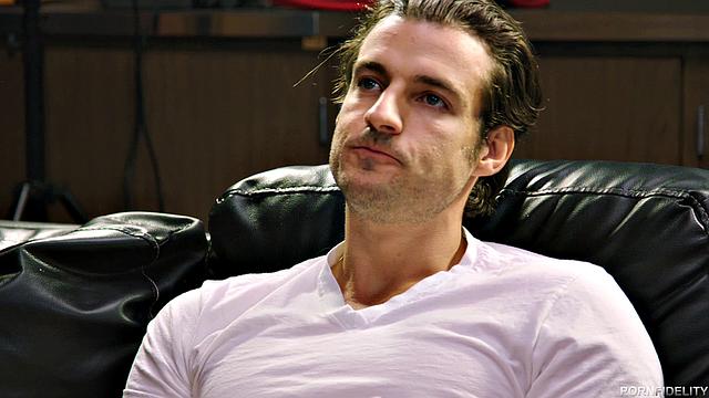 геймер забыл про приставку, когда алексис села сверху