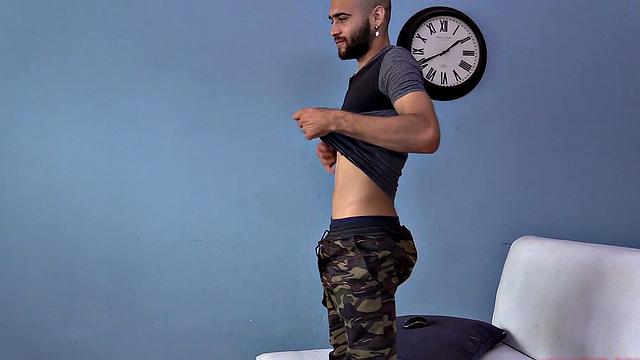 Латиносовый красавчик раздевается, дрочит толстый член и светит волосатой задницей