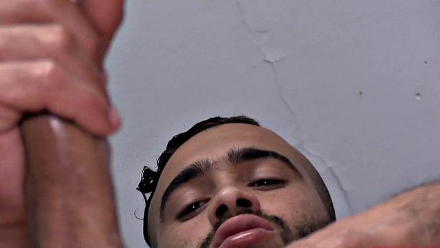 Латиносовый красавчик раздевается, дрочит толстый член и светит волосатой задницей