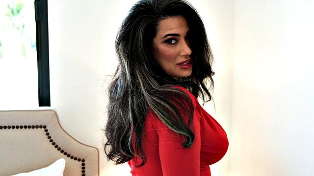 Лорейн Дель Соль дразнит, мнет сиськи и трахается игрушкой