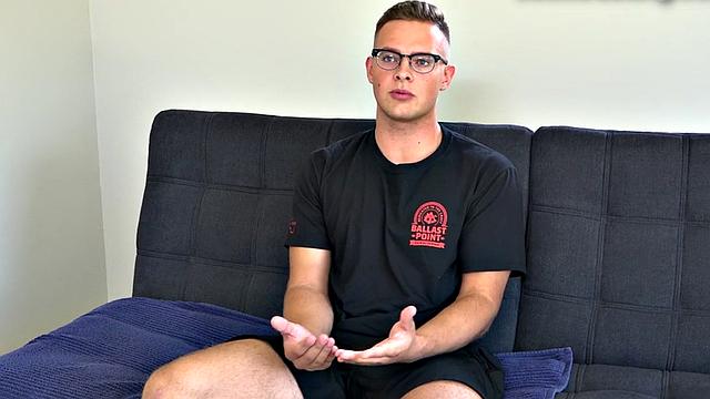 волосатый парень в очках дрочит свой член на кастинге