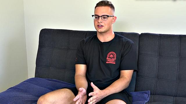 Unshaven glasses stud jerks dick at audition