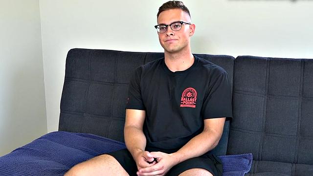 Unshaven glasses stud jerks dick at audition