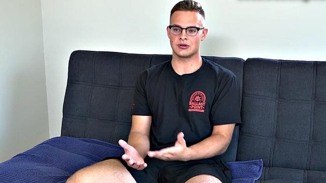 Unshaven glasses stud jerks dick at audition