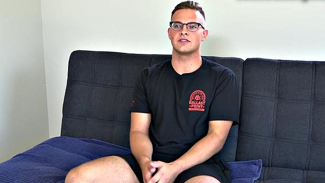 Unshaven glasses stud jerks dick at audition