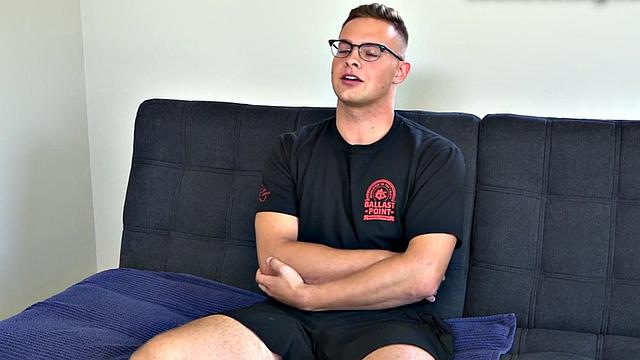 Unshaven glasses stud jerks dick at audition