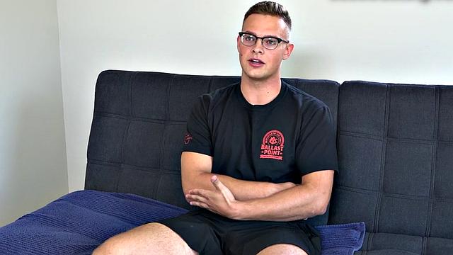 Unshaven glasses stud jerks dick at audition