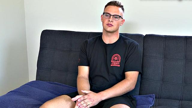 Unshaven glasses stud jerks dick at audition