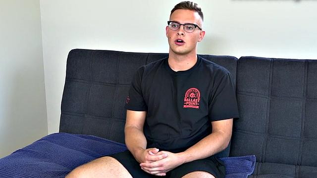 Unshaven glasses stud jerks dick at audition