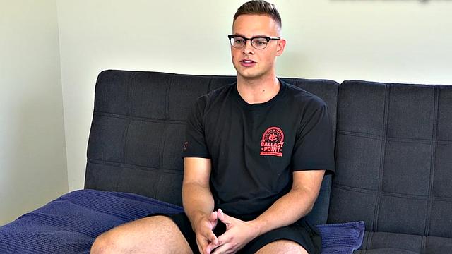 Unshaven glasses stud jerks dick at audition