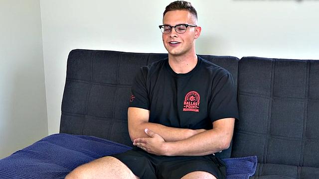 Unshaven glasses stud jerks dick at audition