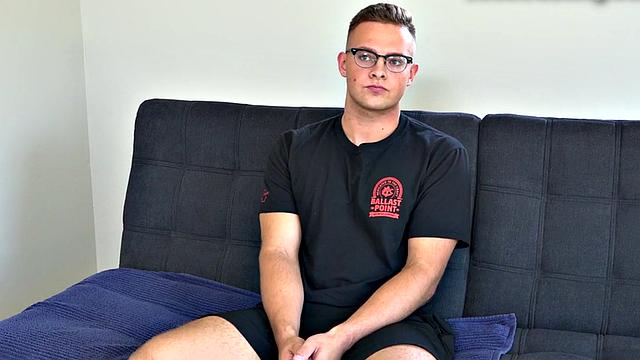 Unshaven glasses stud jerks dick at audition