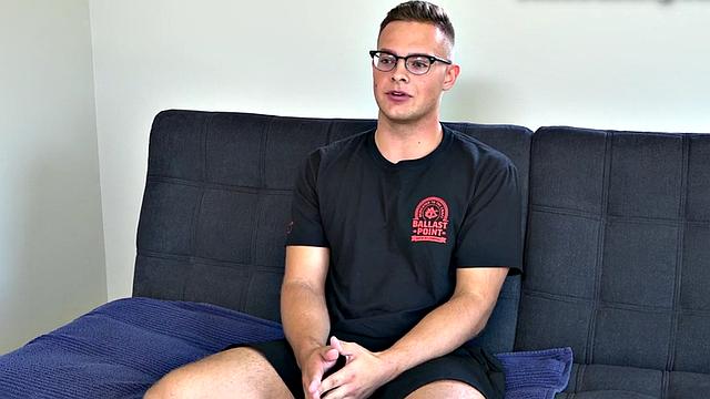 Unshaven glasses stud jerks dick at audition