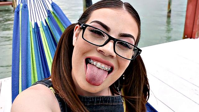 брюнетка в очках и с косичками отсасывает с брекетами и получает в рот