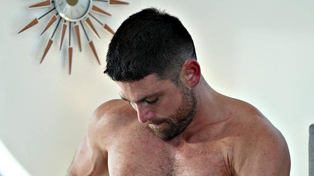 смотри, как накачанные парни жёстко трахаются втроём