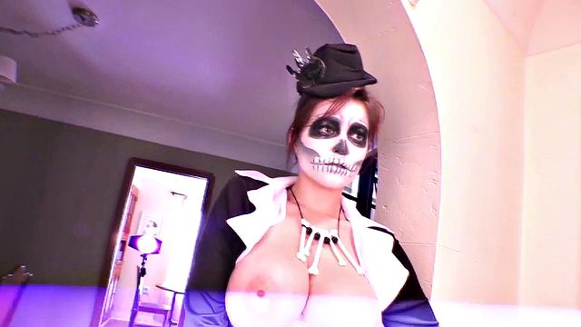 тесса фоулер соблазняет в сексуальном костюме и с маслом