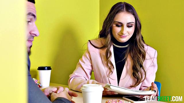 Ники и Пенелопа жарко трахаются в офисе, пока никто не видит.