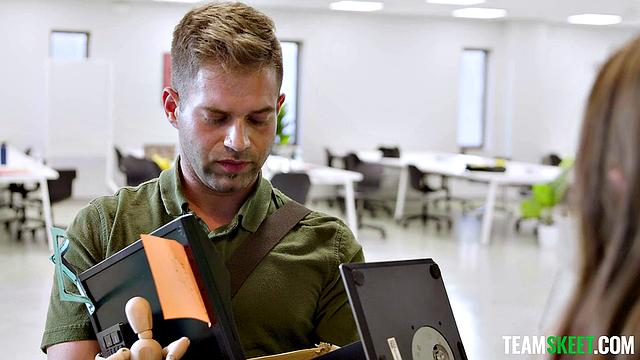 Ники и Пенелопа жарко трахаются в офисе, пока никто не видит.