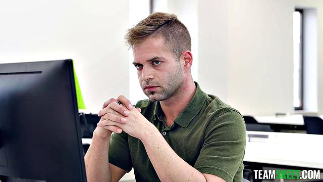 Ники и Пенелопа жарко трахаются в офисе, пока никто не видит.