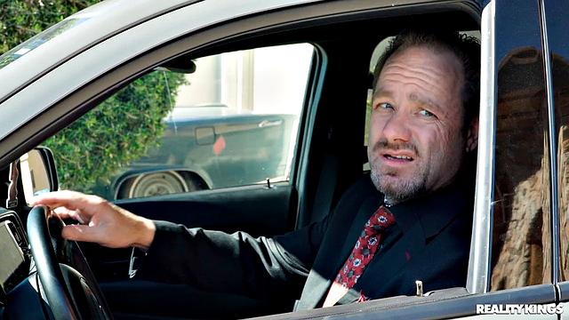 Смотри, как Алексис Фокс приглашает соседа и получает жёсткий трах в душе от Оливера Флинна!