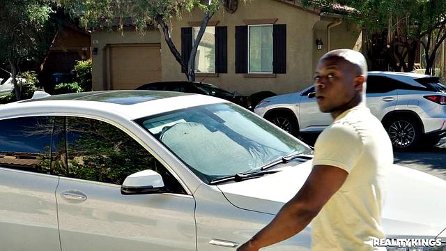 Смотри, как Алексис Фокс приглашает соседа и получает жёсткий трах в душе от Оливера Флинна!