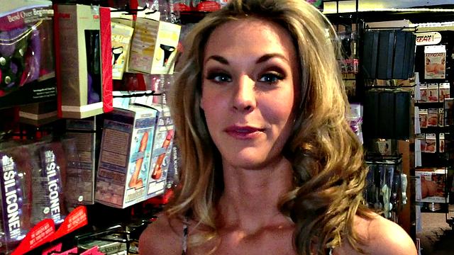 michele monroe не может остановиться с игрушками