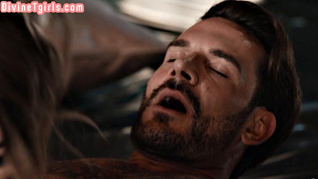 Шикарная транссексуалка с большими сиськами жадно сосет и отдается в анал мужчине с татуировками и рыжими волосами, все в шикарном белье и при свете ночника, страсть зашкаливает.