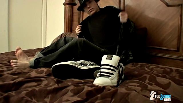 Sweaty Feet Get Sticky With Cum - Blinx