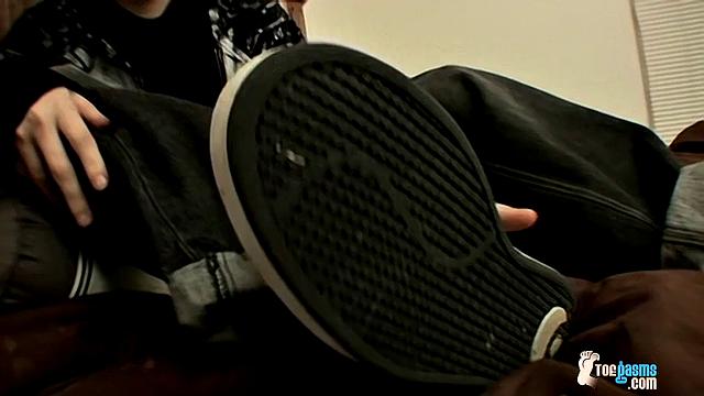 Sweaty Feet Get Sticky With Cum - Blinx