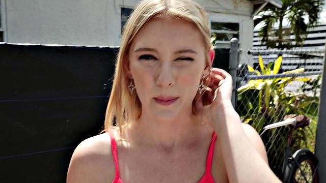 Мелоди Маркс застряла на дороге, а на крыше устроила настоящий минет с сюрпризом