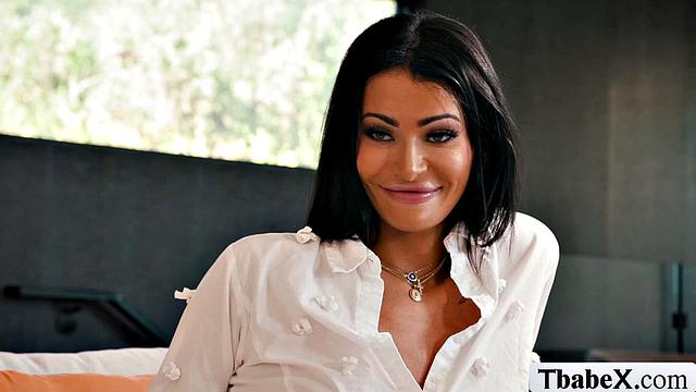 Смотри, как Sage Roux жестко трахает Викторию Грант в попу на shemale порно вечеринке с сюрпризом для взрослой любовницы.