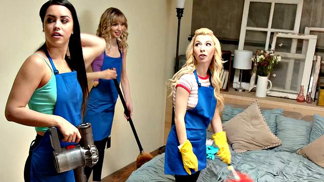 Squirting dykes play hard in threesome before fucking in pussies