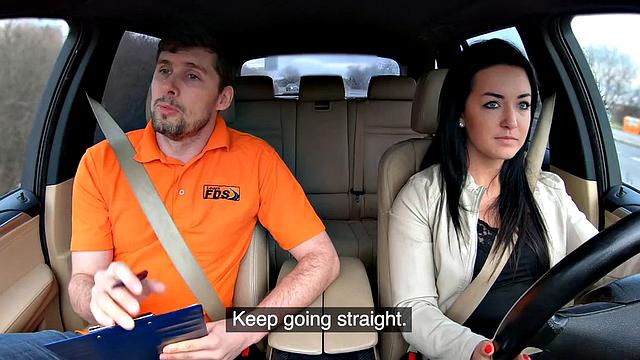 брюнетка в машине учит парковке, а сама садится сверху наоборот