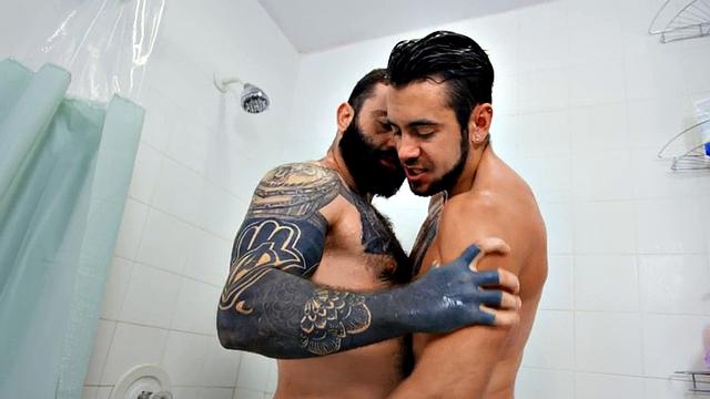 Bisexuals fuck big booty in 3some while showering