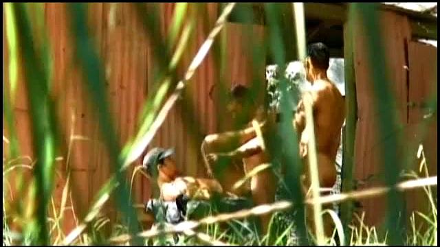 Трое мускулистых парней устраивают жаркий гей-секс втроём, минет и жёсткий трах с большими членами.