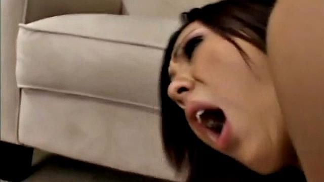 Смотри, как блондинка в белом белье сосёт и скачет на члене в pov формате.