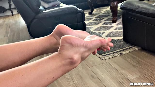 Уборщица Slimthick Vic сосёт и даёт трахнуть ноги клиенту Johnny Love в спальне.