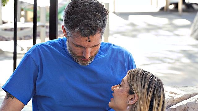 падчерицы соблазняют отчимов на жаркой вечеринке у бассейна