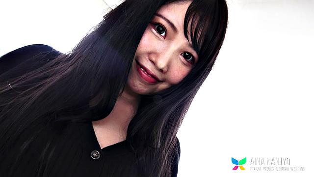 азиатка в платье развлекает себя на свежем воздухе, парни и так не дотягивают