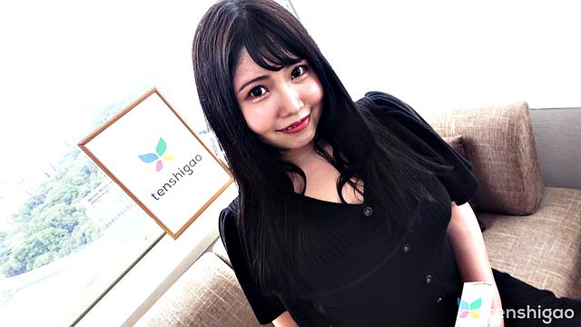 азиатка в платье развлекает себя на свежем воздухе, парни и так не дотягивают