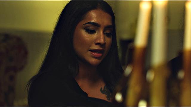 Брюнетка трахается с бородачом после спиритического сеанса