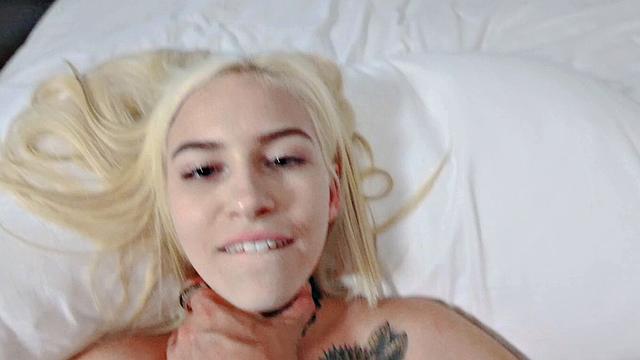 отчим снимает стресс сильным трахом в отеле