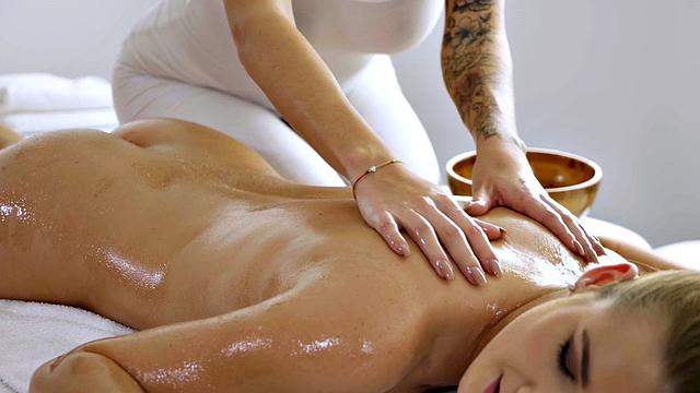 Busty WAM dyke fingers wet and soft pussy on massage