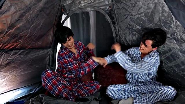 Big-titted MILF spitroasted by guys in a threeway