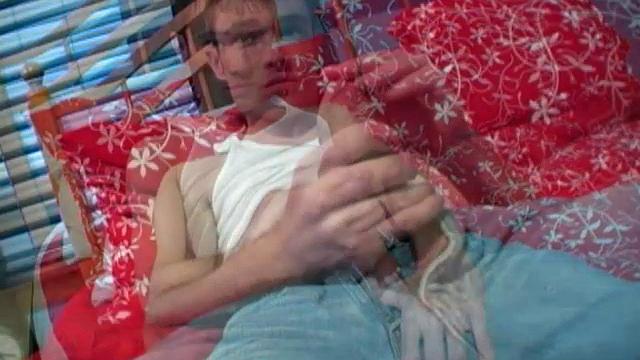 Жаркий соло-дроч от мускулистого гея с огромным членом от Justyn Steele.