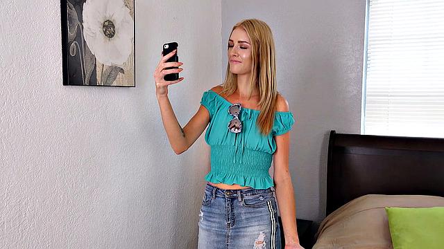 Mazzy Grace раздвигает ноги и дрочит игрушками на кровати