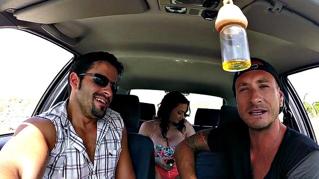 татуированная мамка жадно сосёт и орёт, пока её гладкую киску порют двое на природе